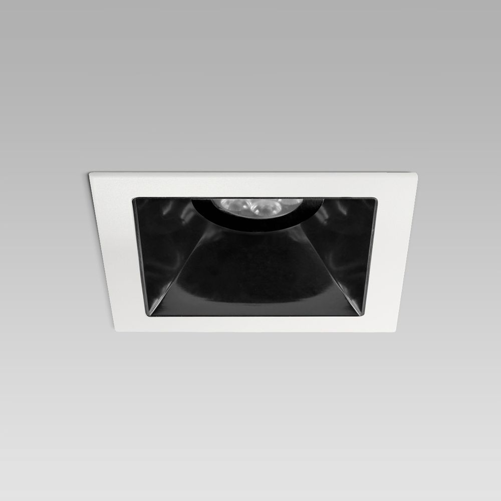 Élégant luminaire encastré dans le plafond pour l'éclairage intérieur, de petite taille, de forme carrée, avec ou sans bord.