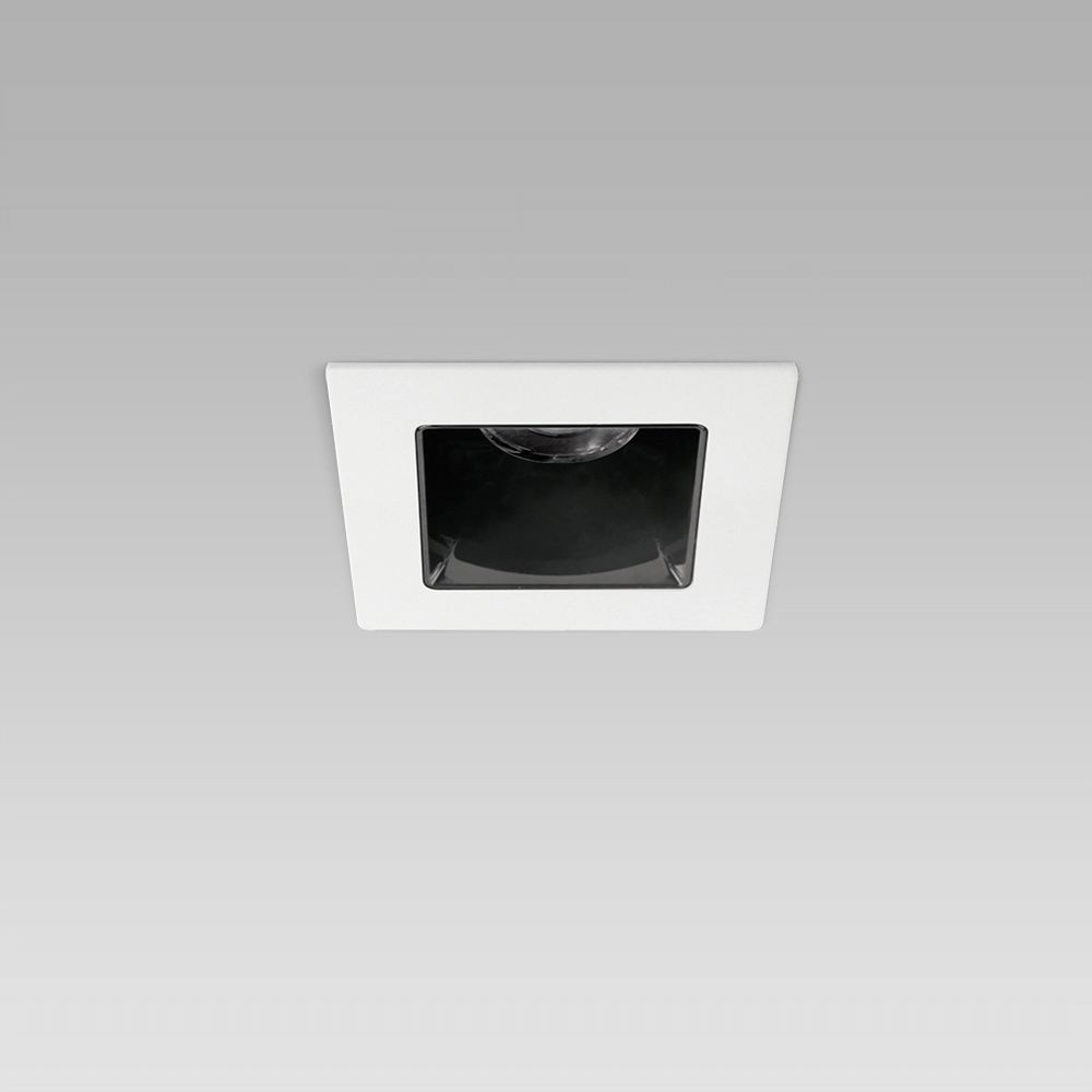 Apparecchio da incasso a soffitto quadrato per illuminazione interna con cornice sporgente e ottica nera