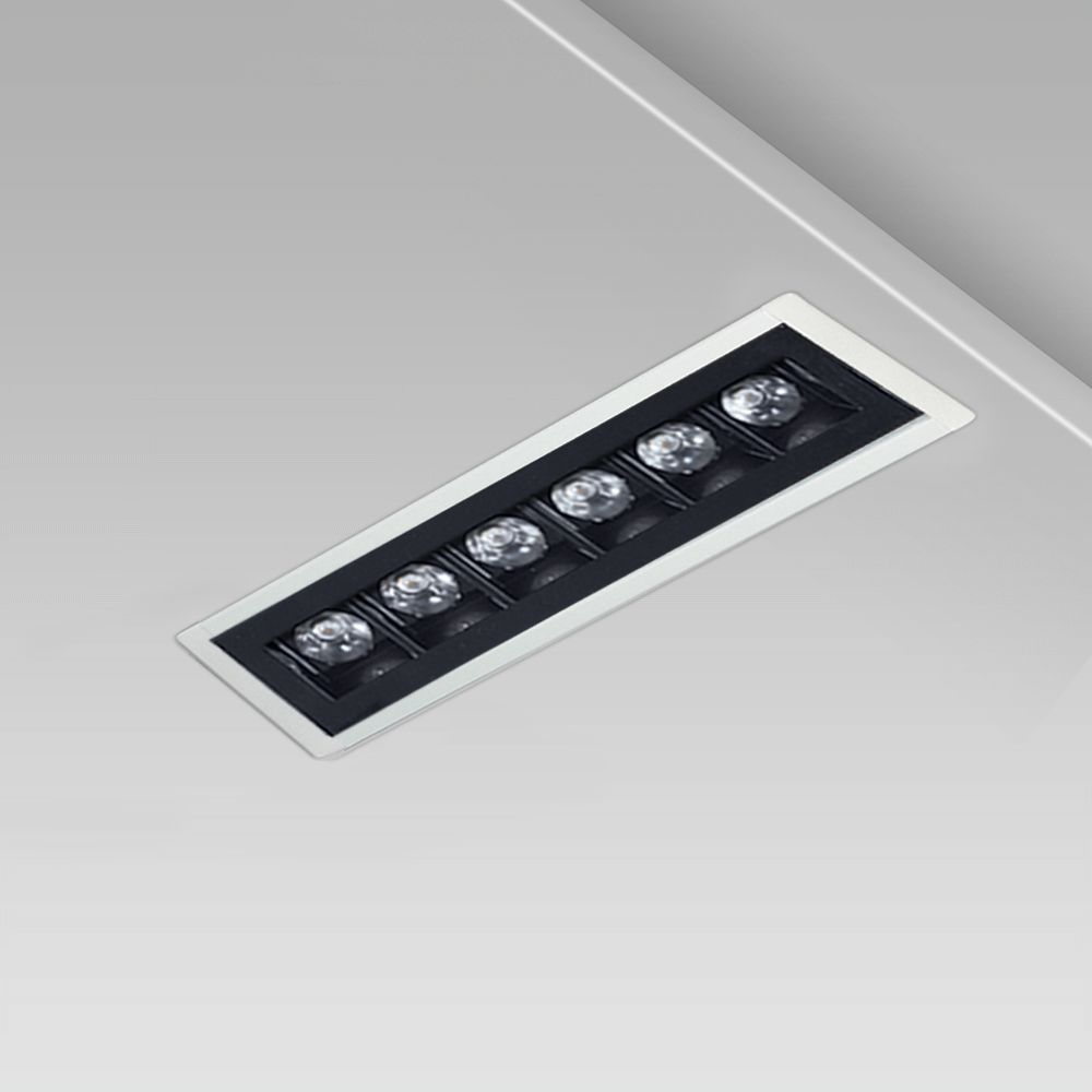 Incasso a soffitto lineare dal design minimalista per l'illuminazione di interni, con cornice sporgente e ottica quadrata nera UGR<16